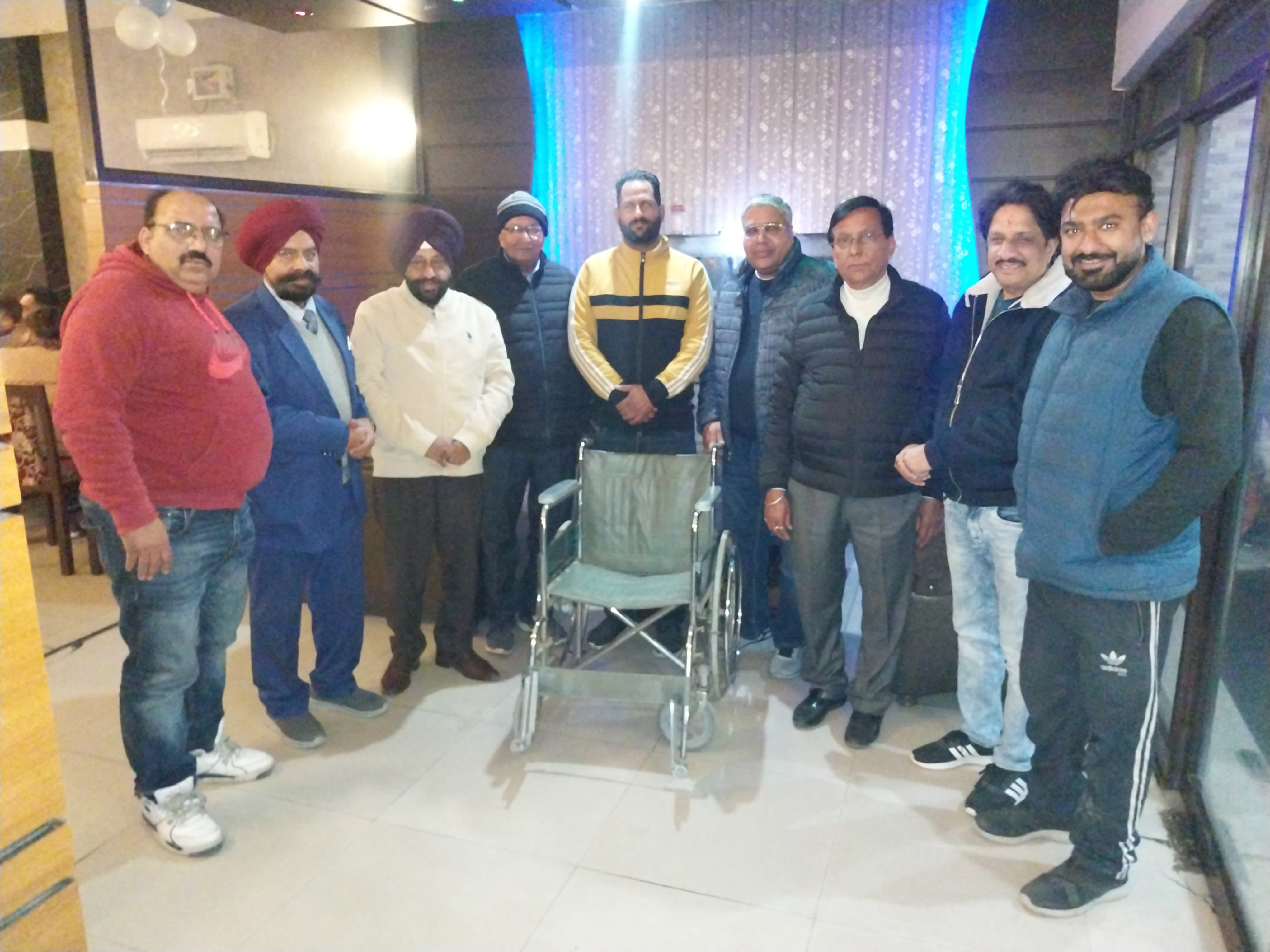 ਰੋਟਰੀ ਕੱਲਬ ਹੁਸ਼ਿਆਰੁਪਰ ਸੈਂਟਰ ਵਲੋਂ ਜਰੂਰਤ ਮੰਦ ਵਿਆਕਤੀ ਨੂੰ ਵ੍ਹੀਲਚੇਅਰ ਭੇਂਟ ਕੀਤੀ ਗਈ